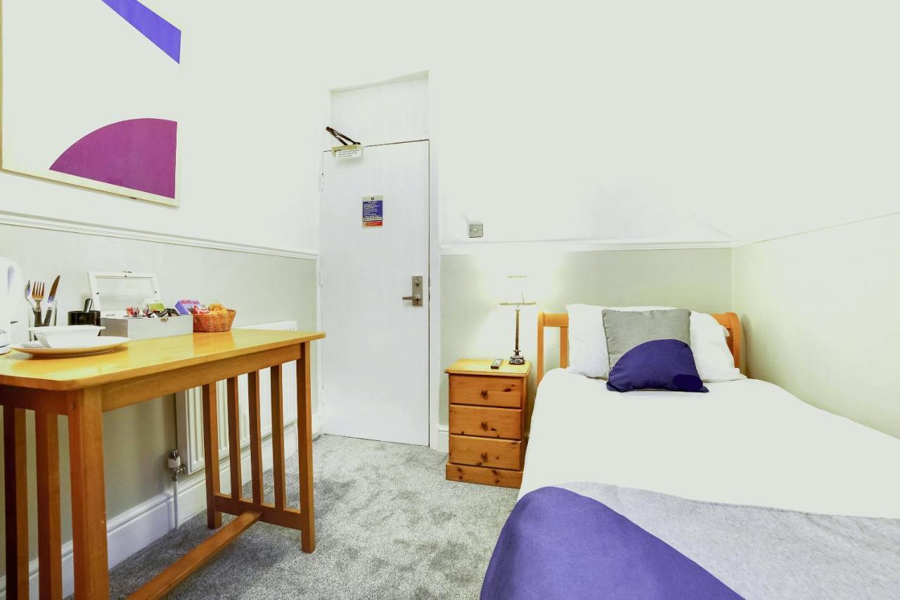 פארנבורו Airport Lodge חדר תמונה