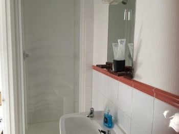 פארנבורו Airport Lodge מראה חיצוני תמונה